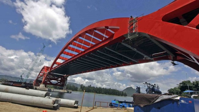 Proyek Pembangunan Jembatan Holtekamp, di Jayapura, Papua, Rabu (11/4).