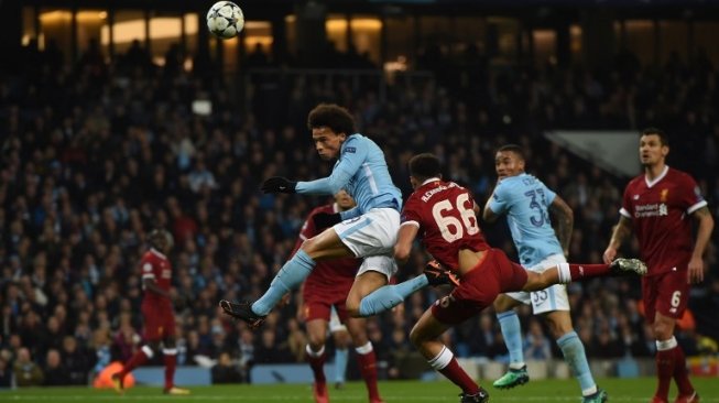 Pemain Man City Leroy Sane memenangkan duel di udara saat menjamu Liverpool di leg kedua perempat final Liga Champions [AFP]