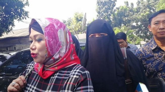 Istri Opick, Dian Rositaningrum (tengah) didampingi kuasa hukumnya saat tiba di Pengadilan Agama Jakarta Timur, Rabu (11/4/2018) [suara.com/Ismail] 