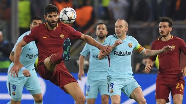 Pemain Barcelona Andres Iniesta berebut bola dengan bek AS Roma Federico Fazio [AFP]