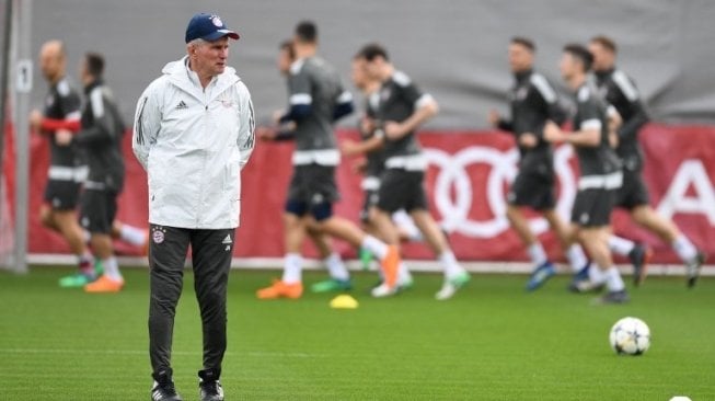 Pelatih Bayern Munich Jupp Heynckes memimpin skuatnya latihan menjelang menghadapi Sevilla. CHRISTOF STACHE / AFP