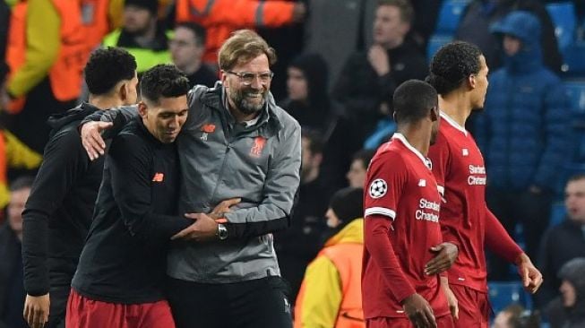 Manajer Liverpool Jurgen Klopp berjalan meninggalkan lapangan bersama sejumlah pemainnya [AFP]