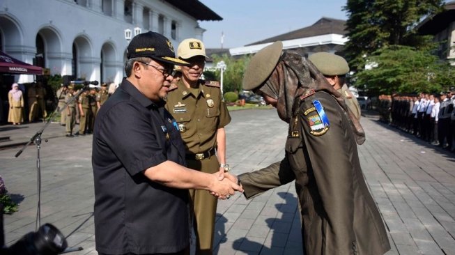 Gubernur Jawa Barat, Ahmad Heryawan (Aher), saat apel gelar pasukan operasi praja wibawa di halaman Gedung Sate, Bandung, Selasa (10/4/2018).. (Sumber: Istimewa)