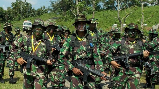 Peserta apel Komandan Satuan (Dansat) Kodam IV/Diponegoro berjalan sambil membawa senjata, saat mengikuti kegiatan latihan tembak tempur di medan latihan tempur Meteseh Semarang, Jawa Tengah, Rabu (11/4).