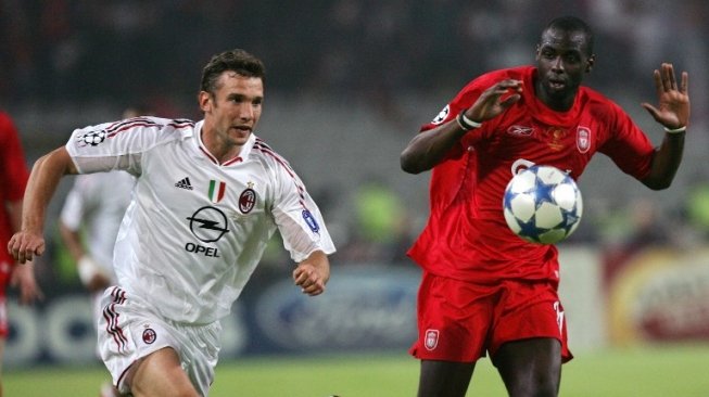 Pemain AC Milan Andriy Shevchenko berduel memperebutkan bola dengan pemain Liverpool [AFP]