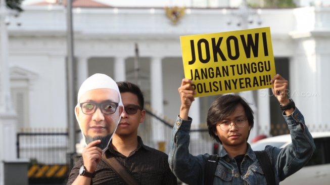 Koalisi Masyarakat Sipil melakukan aksi di depan Istana, Jakarta, Rabu (11/4). 