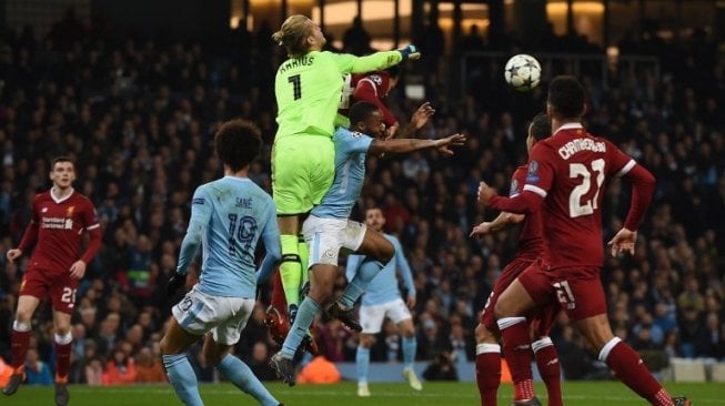 Penjaga gawang Liverpool Loris Karius meninju bol yang hendak ditanduk pemain CIty Gabriel Jesus [AFP]