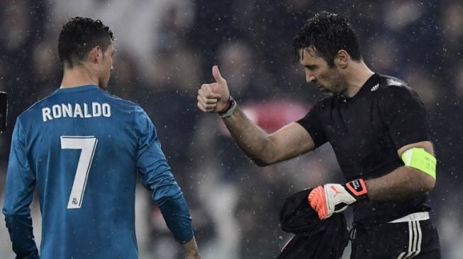 Gianluigi Buffon (kanan) bersama Cristiano Ronaldo usai leg pertama Juventus vs Real Madrid (AFP/JAVIER SORIANO)