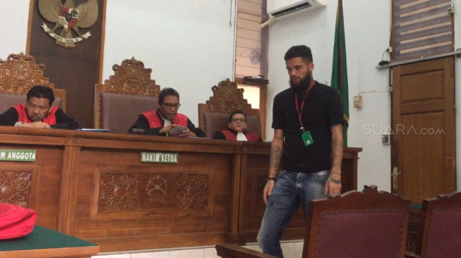 Diego Michiels jalani sidang perdana kasus penganiayaan di PN Jaksel. (Sumarni/Suara.com)