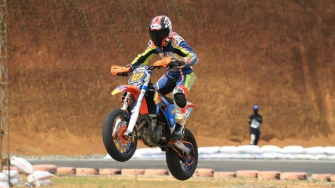 Pebalap supermoto nasional, Farudilla Adam. [Dok. Trial Game Asphalt]