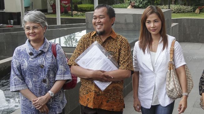 Anne Mulya dan Nadia Mulya, istri dan anak mantan Deputi Gubernur BI Budi Mulya mendatangi gedung KPK di Jakarta, Kamis (12/4).