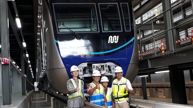 Anies Baswedan dengan putrinya Kaisar Baswedan menaiki kereta MRT di Jakarta. [Suara.com/Ummi Hadyah Saleh]