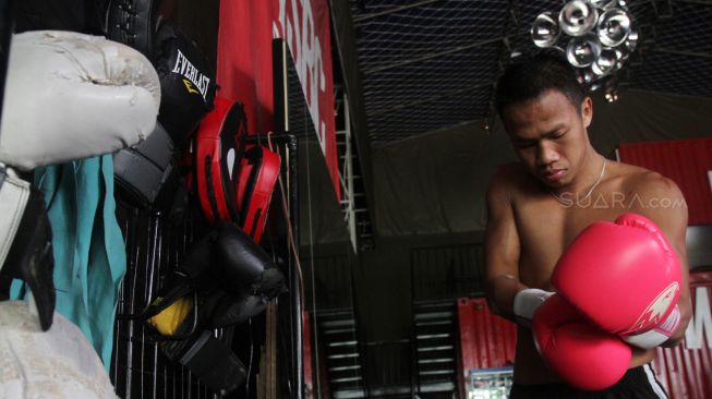 Petinju Daud Yordan saat berlatih di WSBC Boxing Club, Bintaro, Tangerang Selatan, Kamis (11/4). 