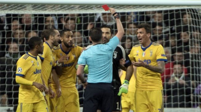 Kapten Juventus Gianluigi Buffon di kartu merah wasit [AFP]