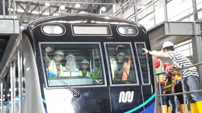 Ditemani Putranya, Anies Baswedan Naik Rangkaian Kereta MRT