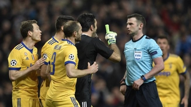 Kapten Juventus Gianluigi Buffon memprotes keputusan wasit Michael Oliver yang memberikan penalti kepada Real Madrid [AFP]