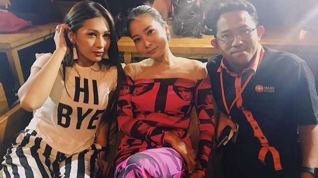 Tata Janeeta bersama Dita alias Mey Chan dan Bos Mans Entertainment Abdullah Mansyuri. (Instagram)