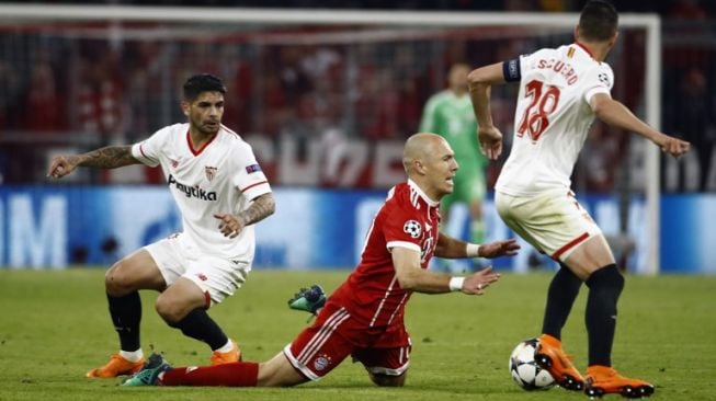 Pemain Bayern Arjen Robben dijatuhkan pemain Sevilla [AFP]