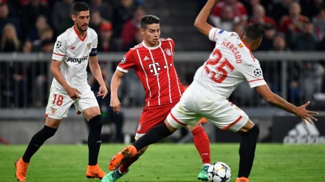 Pemain Bayern James Rodriguez mencoba melewati hadangan pemain Sevilla [AFP]