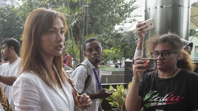 Anne Mulya dan Nadia Mulya, istri dan anak mantan Deputi Gubernur BI Budi Mulya mendatangi gedung KPK di Jakarta, Kamis (12/4).