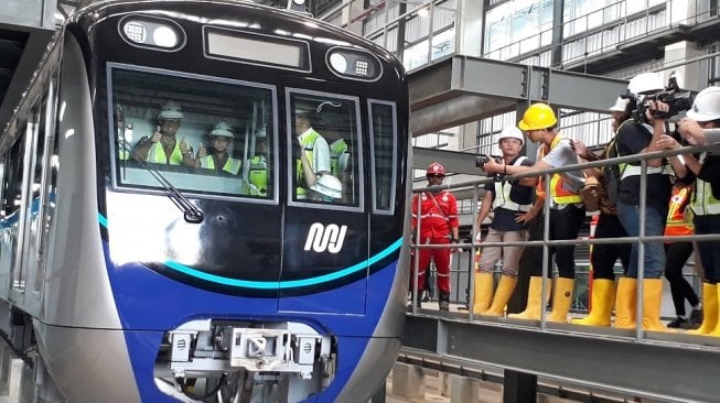 Anies: MRT Pertama, Masinisnya Perempuan Usia 21 Tahun