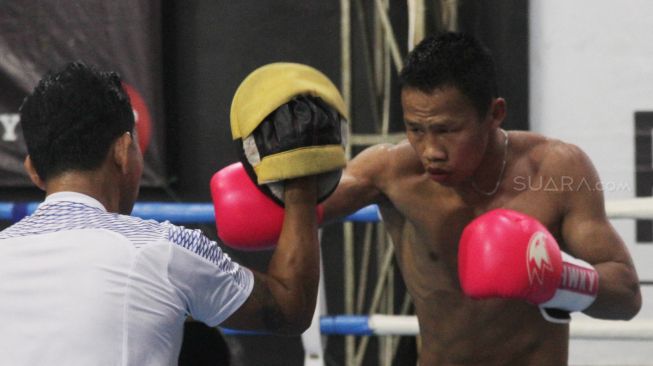 Petinju Daud Yordan saat berlatih di WSBC Boxing Club, Bintaro, Tangerang Selatan, Kamis (11/4). 