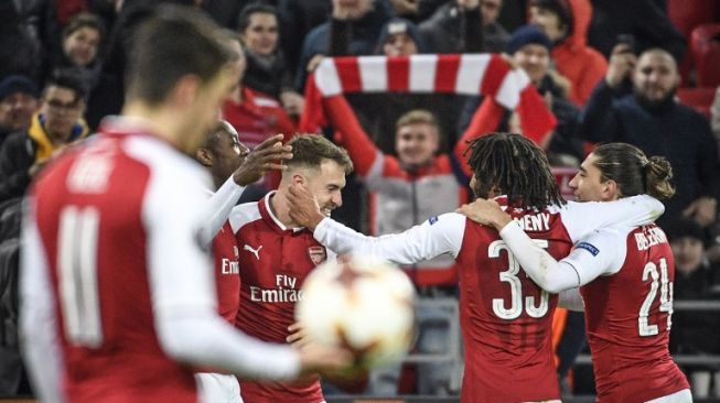 Para pemain Arsenal merayakan keberhasilan menembus semifinal Liga Europa usai menahan imbang tuan rumah CSKA Moscow di leg kedua perempat final, Kamis (12/4/2018). [AFP/Alexander Nemenov]