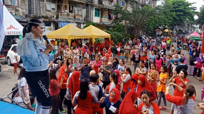 Helsi Herlinda melakukan senam sekaligus penyuluhan bahaya narkoba di Rusun Tambora. (istimewa)