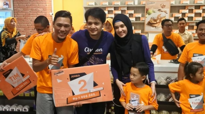 Dimas Seto dan Dhini Aminarti di toko oleh-oleh miliknya, Cirebon Cinnamons. (istimewa)