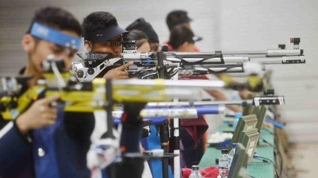 Sejumlah atlet pelatnas menembak berlatih di Lapangan Tembak, Senayan, Jakarta, Jumat (13/4).