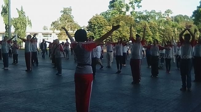 Kadiv Humas Mabes Polri Irjen Pol Setyo Wasisto senam pagi bersama pihak INASGOC dan awak media di sela meninjau kesiapan venue Asian Games 2018 di Gelora Bung Karno, Senayan, Jakarta, Jumat (13/4/2018). [Suara.com/Lili Handayani]