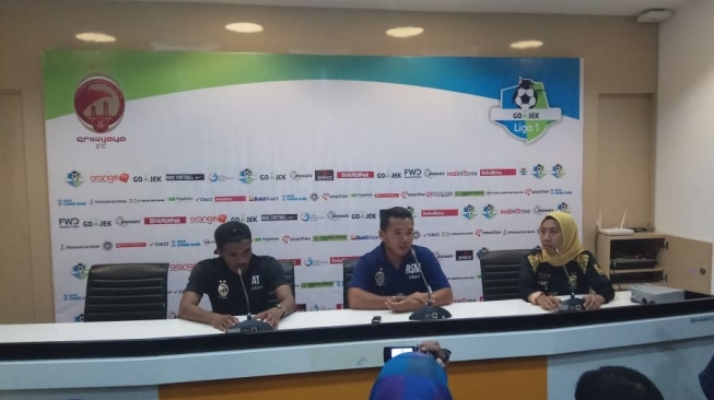 Asisten Pelatih SFC Rasyiman (tengah) dalam press conference usai pertandingan kontra Persipura Jayapura dalam lanjutan Gojek Liga 1. (Suara.com/Andhiko Tungga Alam) 