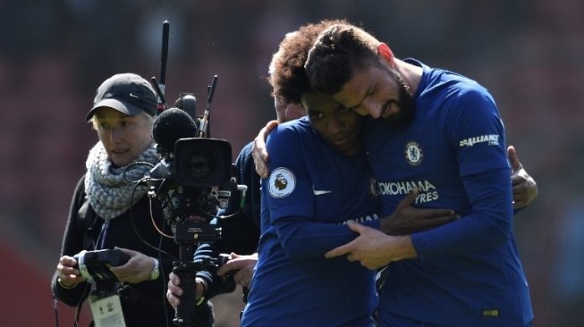 Olivier Giroud (kanan) dan Willian merayakan kemenangan Chelsea atas Southampton usai pertandingan di St Mary's Stadium. Glyn KIRK / AFP