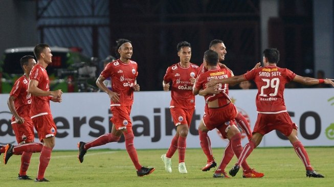 Pemain Persija Jakarta Jaimerson Da Silva Xavier (kedua kanan) selebrasi bersama rekan-rekannya seusai memasukkan bola ke gawang Borneo FC dalam pertandingan Gojek Liga 1 2018 di Stadion Utama Gelora Bung Karno, Jakarta, Sabtu (14/4). ANTARA FOTO/Wahyu Putro A.