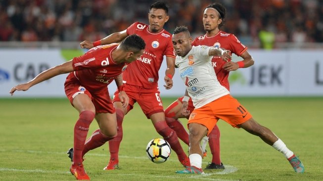 Pesepak bola Borneo FC Titus Bonai (kedua kanan) berusaha melewati hadangan tiga pemain Persija Jakarta dalam pertandingan Gojek Liga 1 2018 di Stadion Utama Gelora Bung Karno, Jakarta, Sabtu (14/4). ANTARA FOTO/Wahyu Putro A