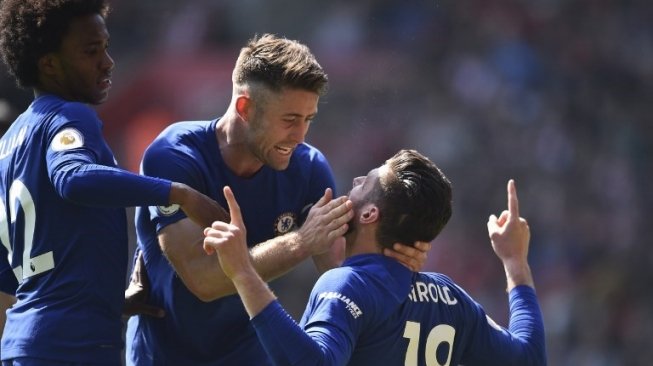 Striker Chelsea Olivier Giroud (kanan) merayakan gol bersama rekan setimnya ke gawang Southampton. Glyn KIRK / AFP