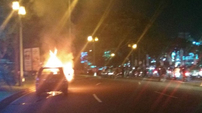 Nissan Xtrail Terbakar di Serpong , Warga Sekitar Panik