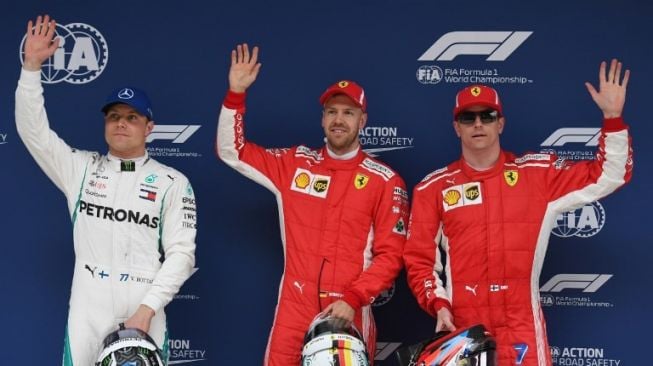 Pebalap Ferrari Sebastian Vettel (tengah) meraih pole position di GP Cina, Kimi Raikkonen (kanan) posisi kedua dan pebalap  Mercedes Valtteri Bottas posisi ketiga. GREG BAKER / AFP