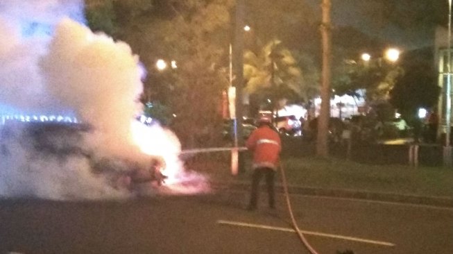 Mobil terbakar di Serpong. (suara.com/Anggy Muda)