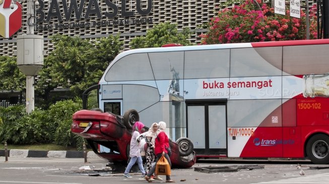 Suasana di Jalan MH Thamrin, tepatnya di depan gedung Sarinah, ketika digunakan untuk kegiatan syuting film berdasarkan peristiwa Bom Thamrin, di Jakarta, Sabtu (14/4/2018). [Suara.com/Kurniawan Mas'ud]