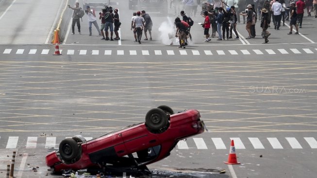 Suasana di Jalan MH Thamrin, tepatnya di depan gedung Sarinah, ketika digunakan untuk kegiatan syuting film berdasarkan peristiwa Bom Thamrin, di Jakarta, Sabtu (14/4/2018). [Suara.com/Kurniawan Mas'ud]