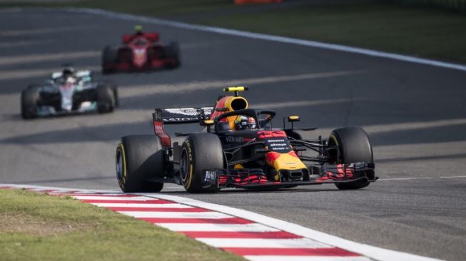 Pebalap Red Bull Max Verstappen melaju di lintasan [AFP]