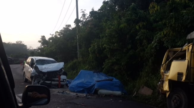 Avanza vs Truk 'Adu Banteng', Mobil Ringsek dan 2 Orang Tewas