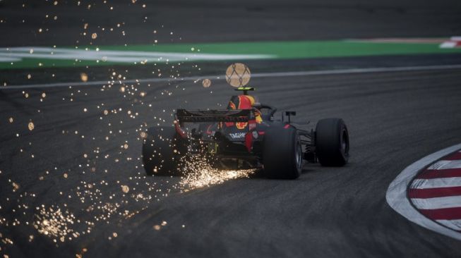 Pebalap Red Bull Max Verstappen berputar di lintasan usai bersinggungan dengan pebalap Ferrari Sebastian Vettel [AFP]