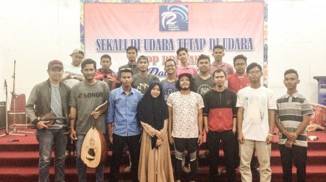 Ricky Virgana bersama orkes Melayu di Natuna (koleksi pribadi