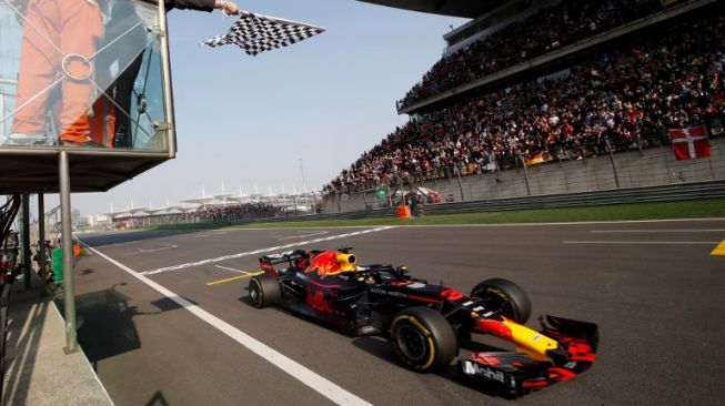 Pebalap Australia Daniel Ricciardo menjuarai GP Cina [AFP]