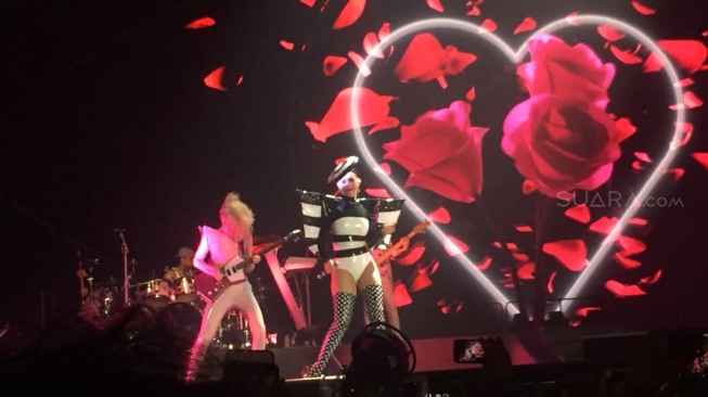 Katy Perry beraksi di konser Witness The Tour, ICE, Tangerang, Sabtu (14/4/2018) [suara.com/sumarni]