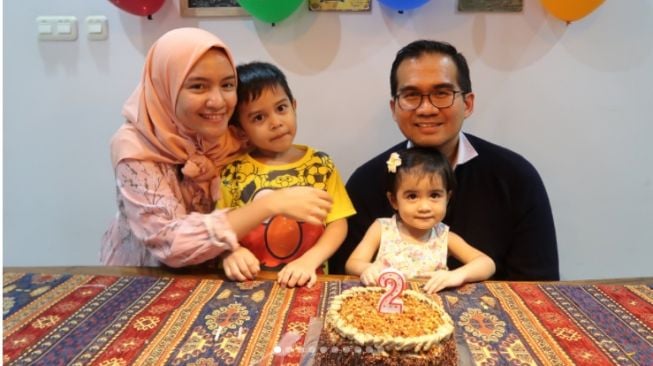 Intan Nuraini bersama suami dan anak. (Instagram)