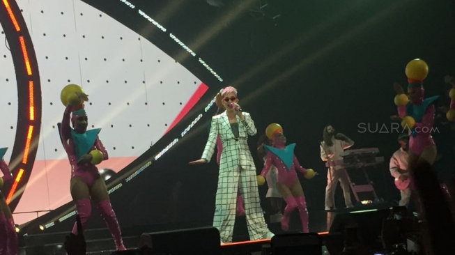 Katy Perry beraksi di konser Witness The Tour, ICE, Tangerang, Sabtu (14/4/2018) [suara.com/sumarni]