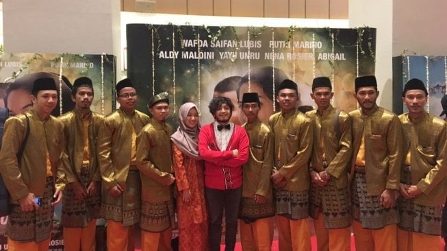 Ricky Virgana di Natuna bersama rombongan penyanyi di scoring film Jelita Sejuba (koleksi pribadi)